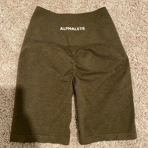 Alphalete Amplify Biker Short 7.5” - Canteen - XS